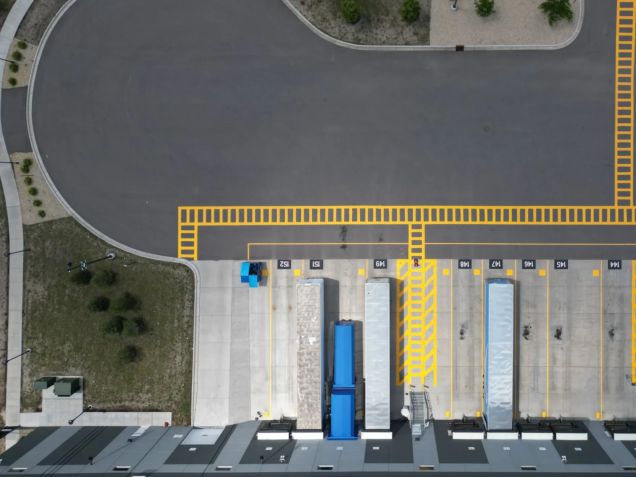 Nowoczesne centrum logistyczne z flotą pojazdów